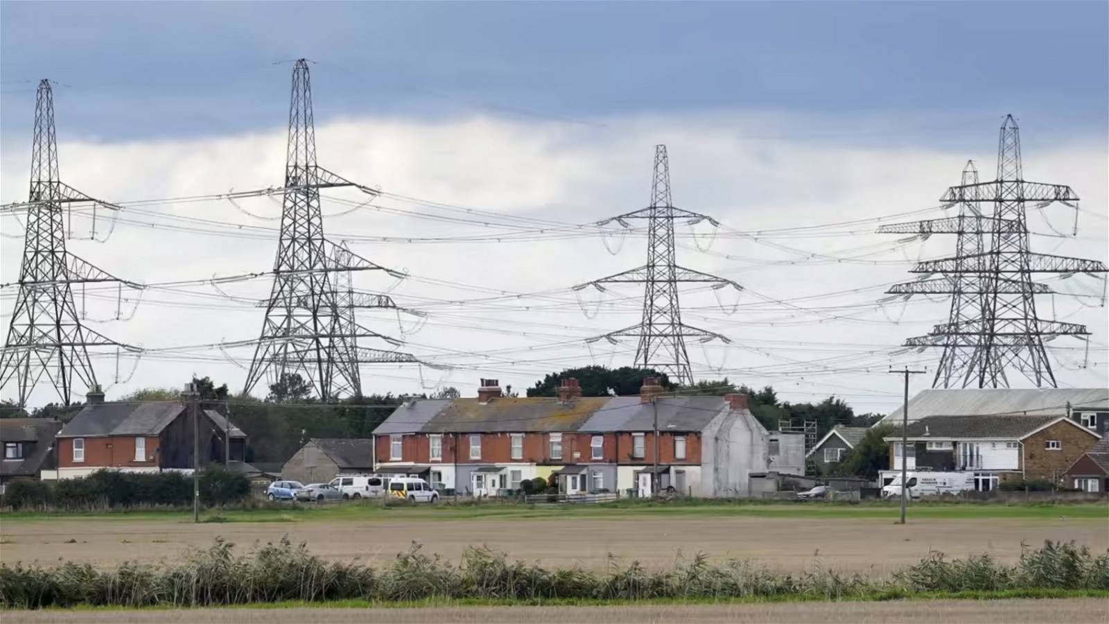 Pay UK households to accept new power lines, report urges